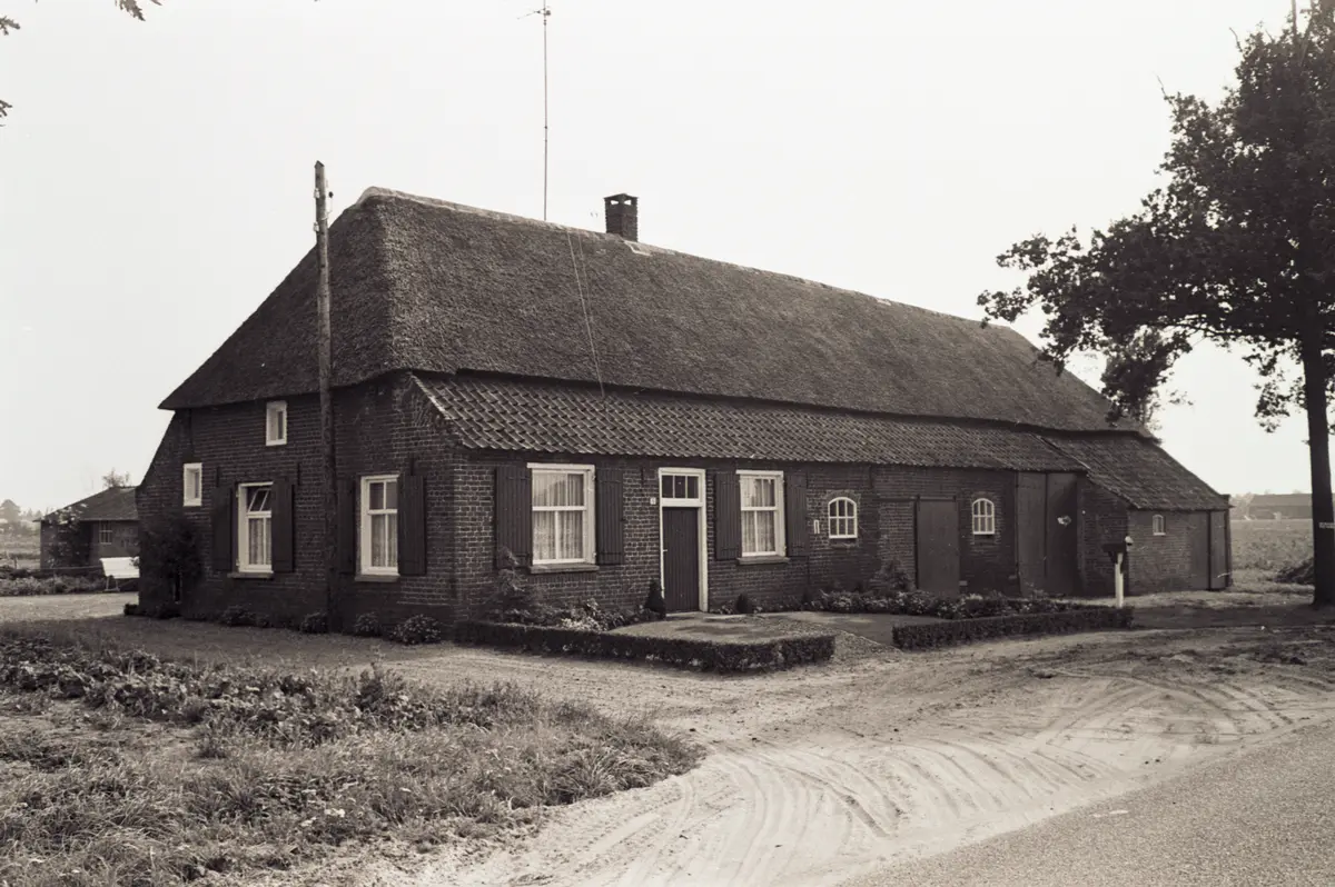 Historische zwart-witfoto van een boerderij in Lierop (1 van 6)
